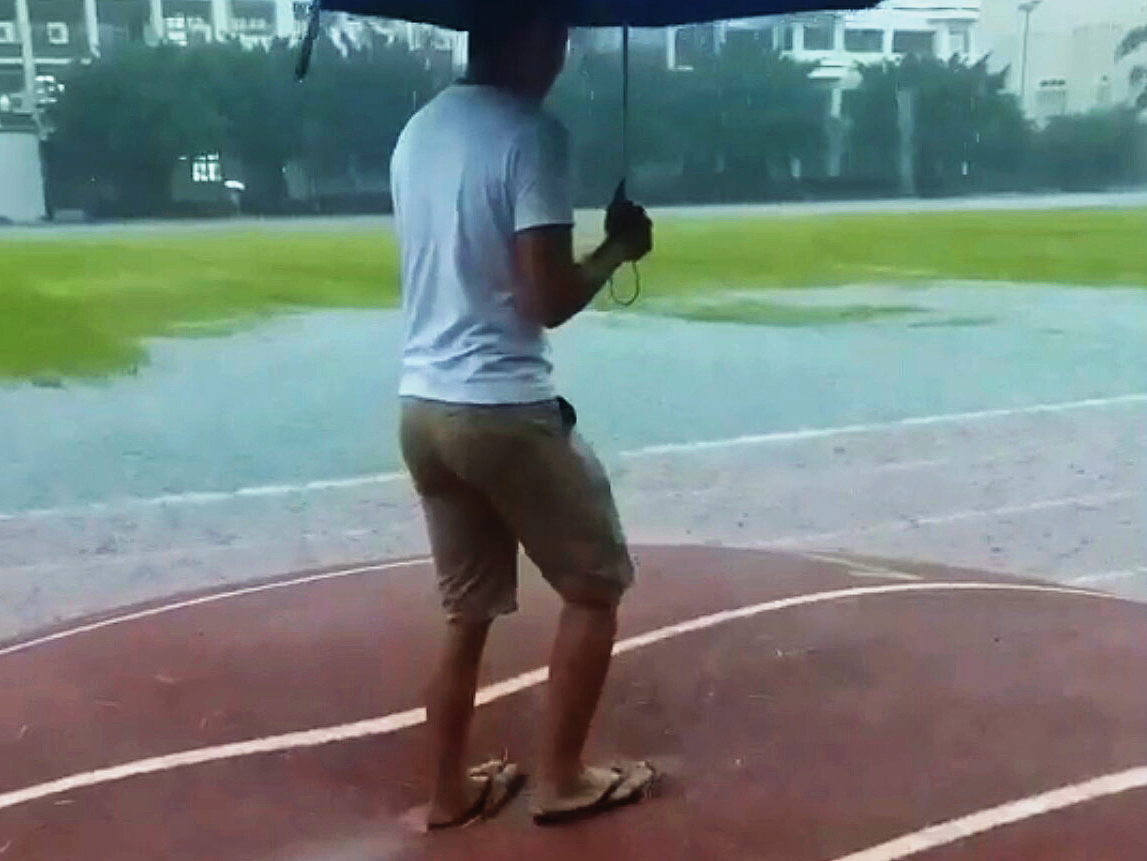 ▲疑雨勢過大校園操場局部淹水造成跑道泡水隆起，宛如一座超大型彈簧床。（圖／記者陳美嘉翻攝）