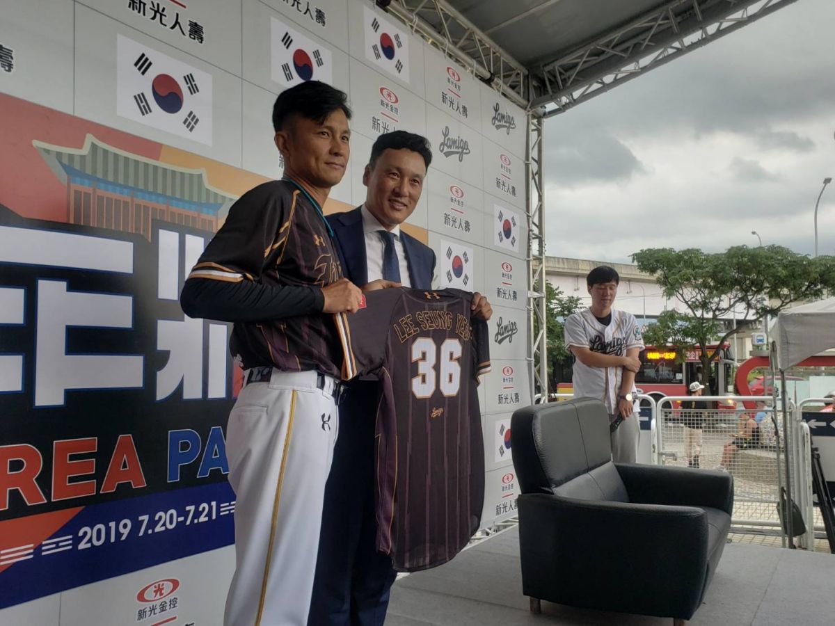 南韓「國民打者」李承燁和「小寶」曾翊誠合影。（圖／黃建霖攝）