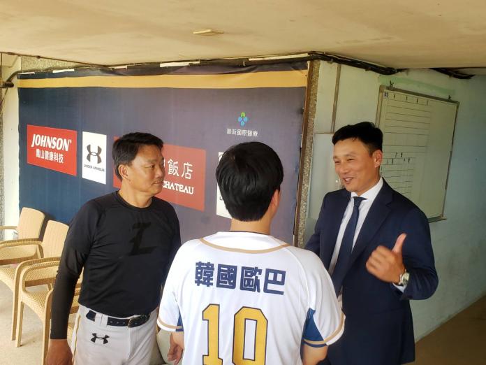南韓「國民打者」李承燁和桃猿總教練洪一中相談甚歡。（圖／黃建霖攝）