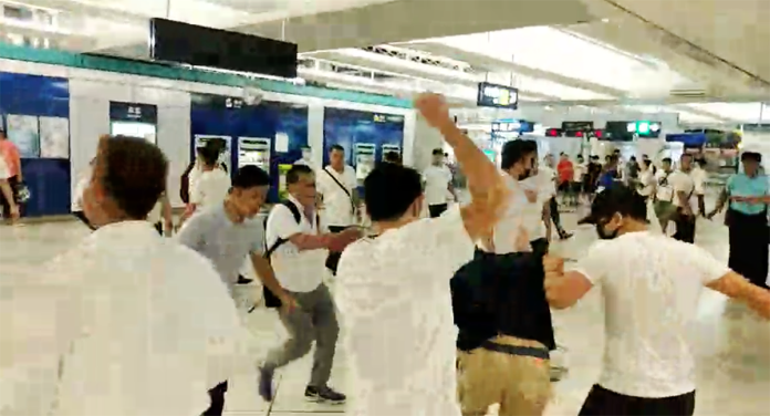 ▲香港元朗21號晚間發生白衣人聚眾毆打市民、記者的暴力事件。（圖／翻攝自立場新聞）