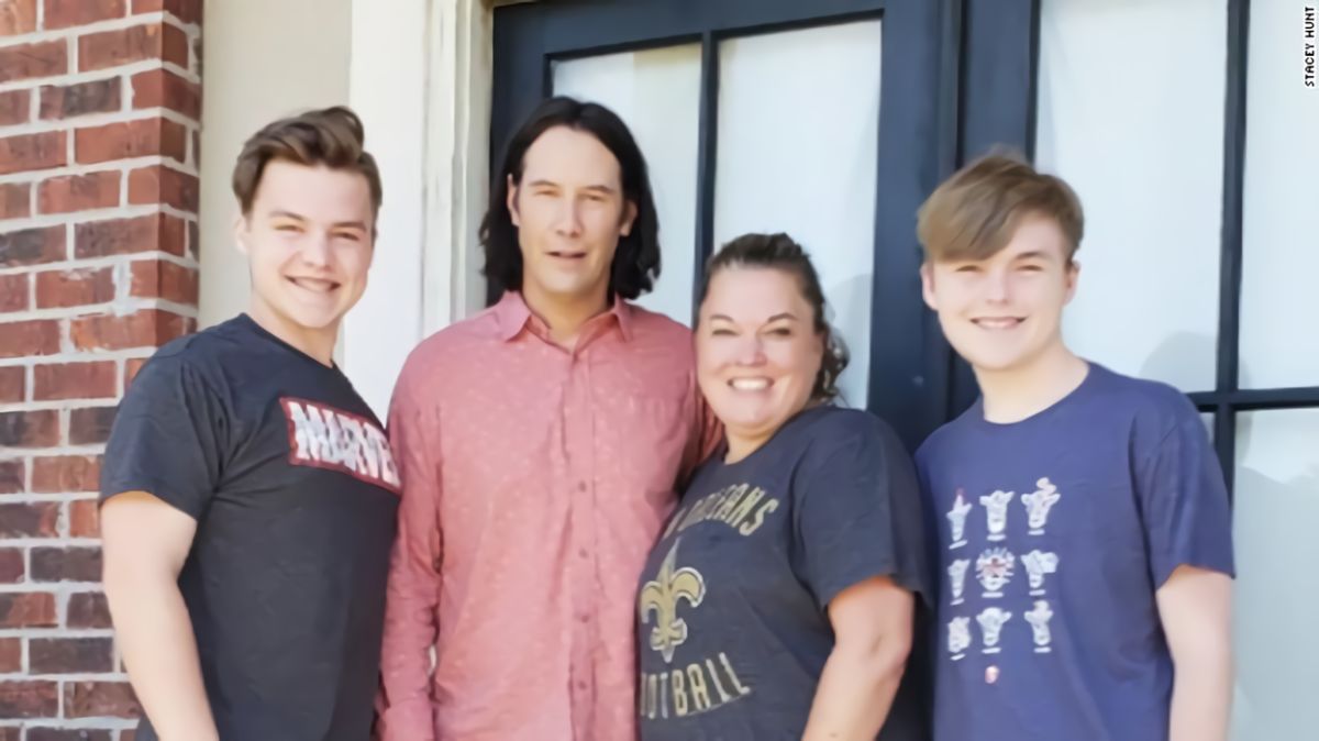 ▲ 好萊塢男星基努李維，日前到路易斯安那州拍片，大方與粉絲合照。（圖／翻攝自Sjhunt305@gmail.com推特）