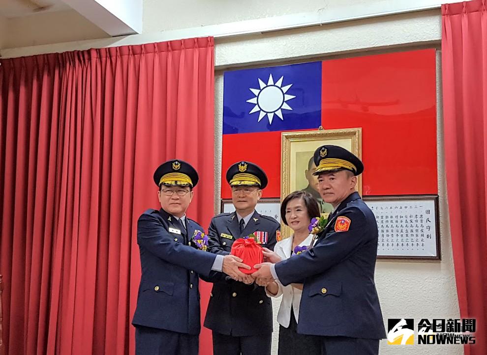 ▲宜蘭縣警察局長交接，由宜蘭縣長林姿妙（右二）主持、內政部警政署督察室主任楊崇德（左二）監交。原任局長吳坤旭（左一）將印信交給新任局長謝進賢（右一）（圖／記者李清貴攝,2019.07.22)