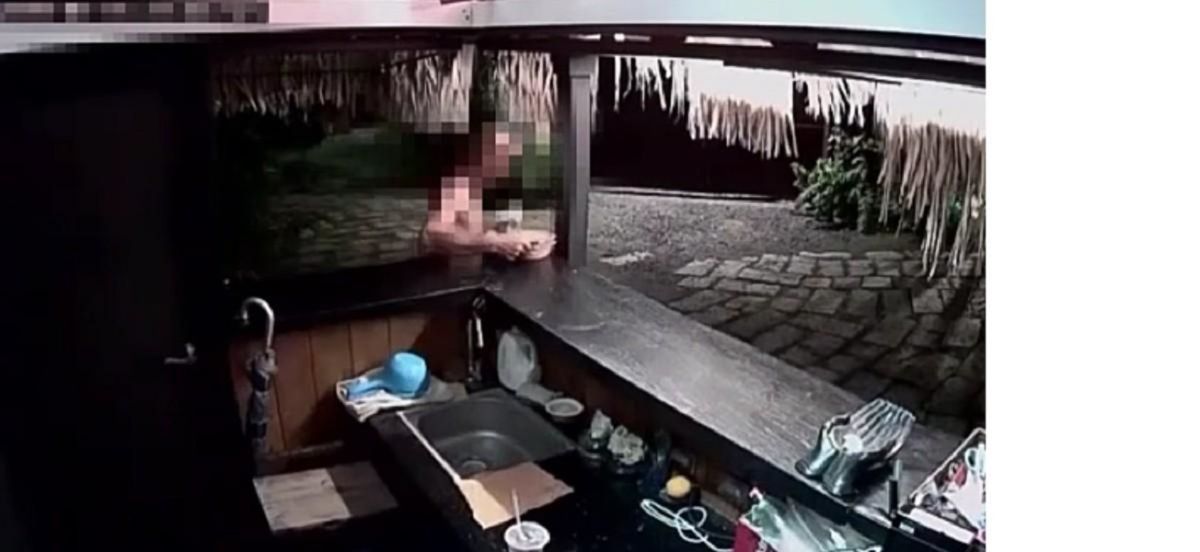 ▲林姓嫌氾自民宅竊取泡麵身影被監視器拍下。(圖／記者郭凱杰翻攝，2019.07.22)