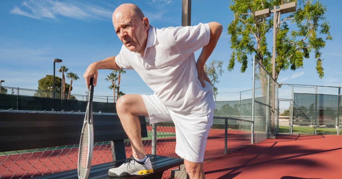 ▲一名男子上背部肩胛骨中間隱隱作痛，經檢查後發現竟然是胃的轉移痛。（示意圖／ingimage）