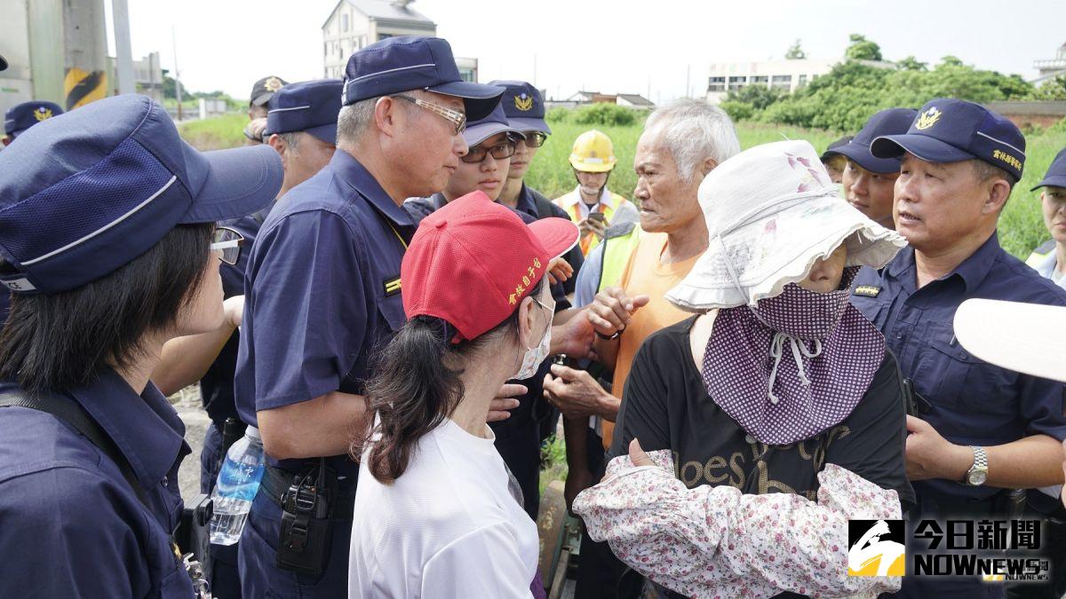 ▲口湖鄉民眾聚集抗議，一度強力制止施工。（圖／記者蘇榮泉攝，2019.07.22）
