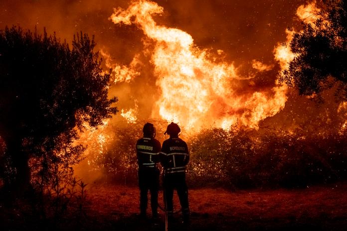 ▲葡萄牙森林大火，一路延燒到民宅。（圖／美聯社／達志影像）
