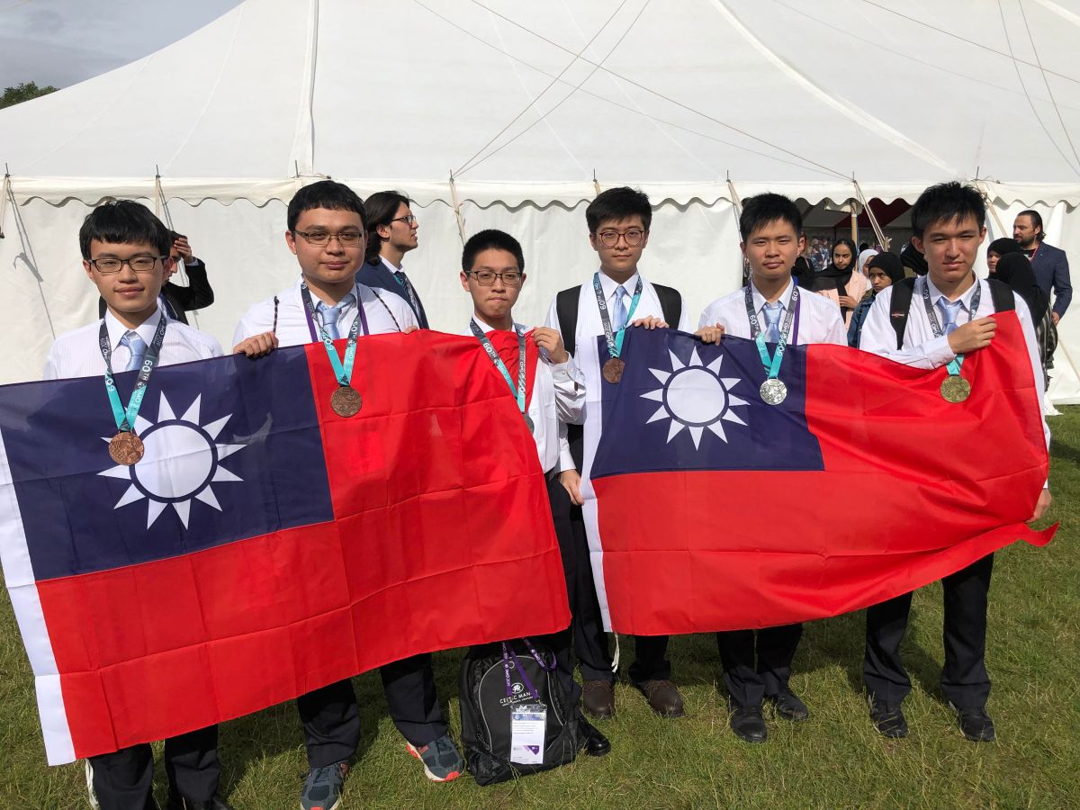 ▲第60屆國際數學奧林匹亞競賽，就讀國3的黃仲群（右一）獲得滿分金牌。（圖／教育部提供）
