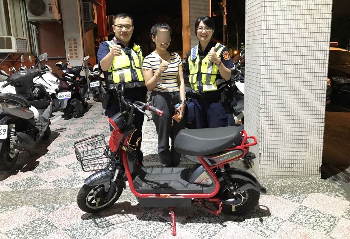 ▲警方幫菲籍女移工找到平時代步的電動車，讓女移工感到既興奮又溫暖。（圖／楊梅分局提供）