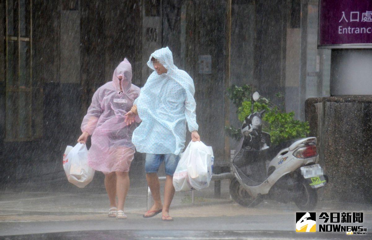 ▲氣象局今（ 22 ）日針對全台 17 縣市發布大雨特報，台中以北地區發布大雷雨即時訊息，持續時間至16時30分止。（圖／NOWnews資料圖片）