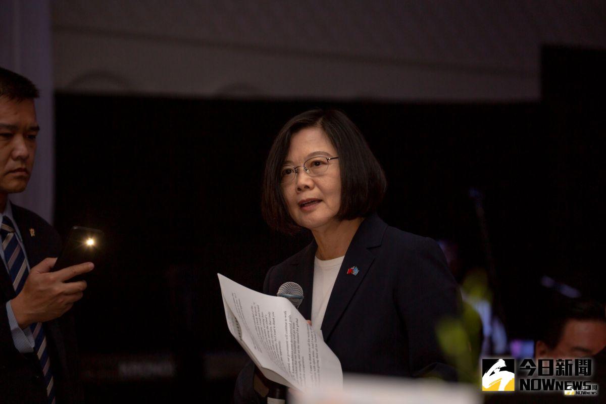 總統府指出，蔡總統已責令國安局依法進行行政調查，並配合司法單位偵辦。目前並已將吳員調離現職、靜候相關調查。