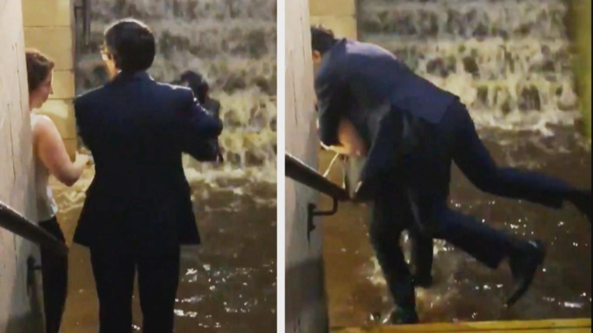 ▲美國紐澤西一名男子，因在淹水火車站讓女人揹他離開，視頻被上傳網路，因此暴紅。（圖／翻攝Inside Edition）