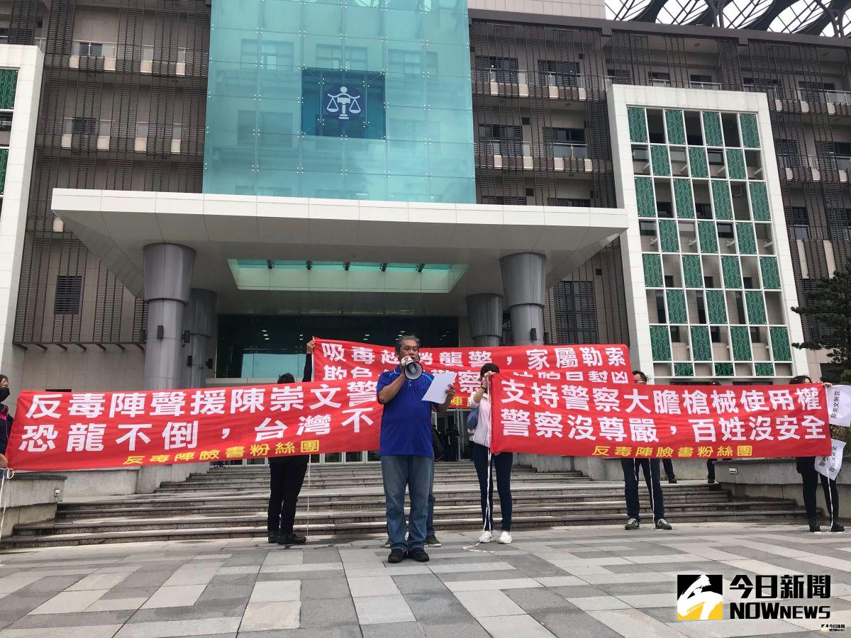 ▲「反毒陣」聲援開槍擊斃吸毒越勞的警員，在新竹地方法院前拉紅布條抗議。（圖／記者常似虎攝，2019.07.22）