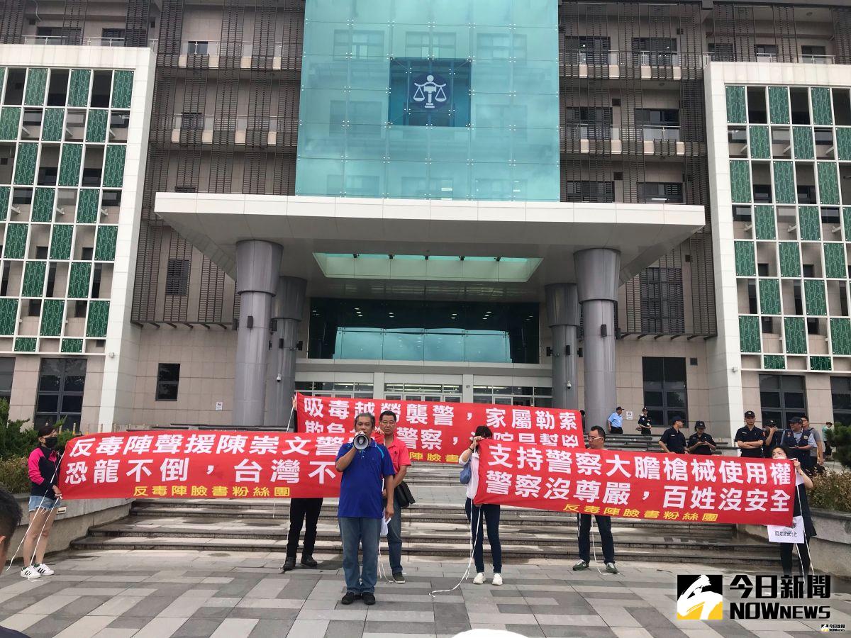 ▲新竹縣警員陳崇文9槍擊斃吸毒越勞，法院判處8個月、緩刑3年；反毒陣號召網友在法院前抗議。（圖／記者常似虎攝，2019.07.22）