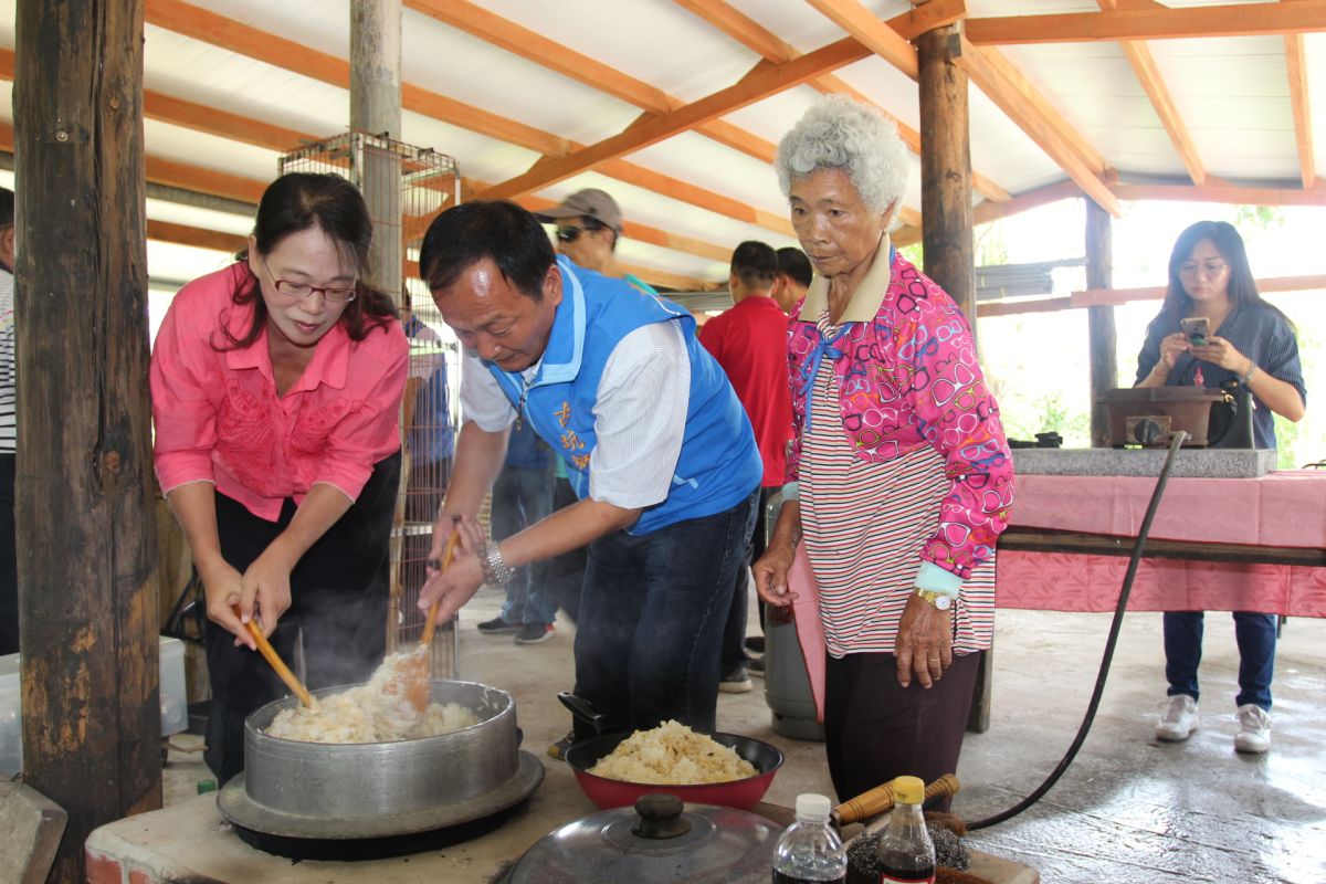 ▲副縣長謝淑亞和古坑鄉長沈勝騰合力製作美味好吃的筍子飯。（圖／記者簡勇鵬攝，2019.07.22）
