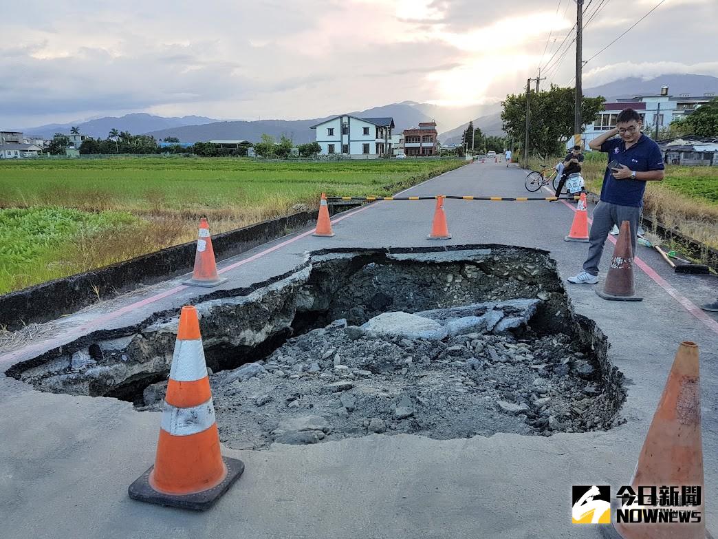 ▲宜蘭市中山路5段287巷道路今（22）日中午突然塌陷，形成一個長4公尺、寬3公尺、深2公尺的大坑洞。（圖／記者李清貴攝,2019.07.22)