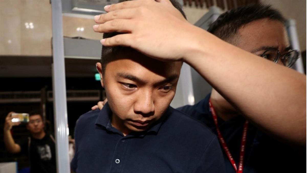 ▲國安局人員遭爆利用總統出訪勤務走私菸品，調查局新北市調處22日約談2名國安局人員到案，23日凌晨依違反懲治走私條例等罪移送到台北地檢署。中央社記者張皓安攝 108年7月23日
