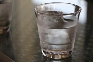 愛咬冰塊恐是「身體在求救」！醫師示警食冰癖　缺鐵比例高得驚人