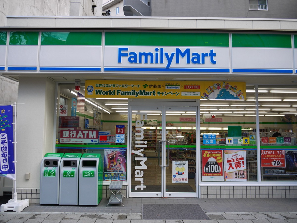 ▲近日全家於客人結帳前，於螢幕上推出加購按鈕選項，對此就有許多人直言真的超擾人。（圖／取自 flickr ）