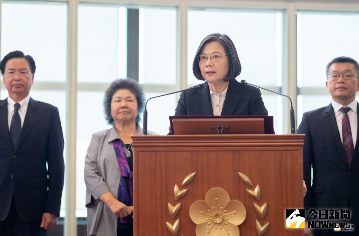 針對昨天特勤人員大量購買免稅煙品之不當行為，總統蔡英文23日特地邀請總統府陳菊秘書長、國安會李大維秘書長會商。（圖／總統府提供）