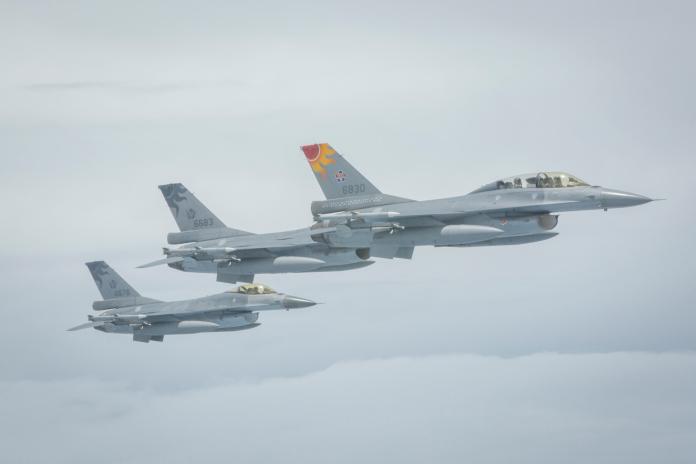 ▲空軍29日駁斥「如果兩岸發生戰爭，台灣撐不到2天」的軍事分析。圖為我F16戰機。（圖 / 總統府提供）