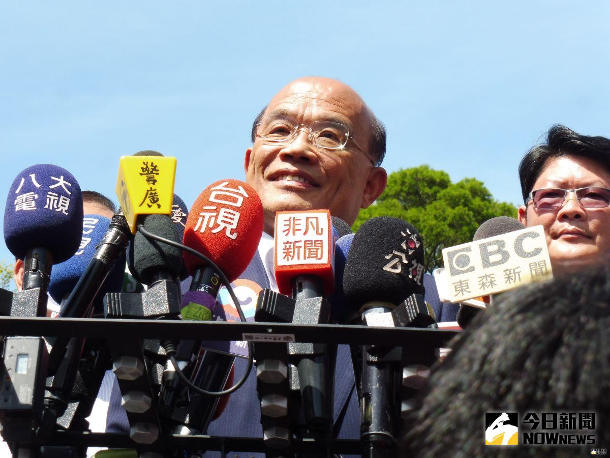 針對香港721反送中大遊行，疑似有黑道人士身穿白衣持械追打民眾。對此，行政院長蘇貞昌23日受訪時表示，任何政府縱容有組織的暴力，絕對難以持久。（圖／記者林人芳攝,2019,07,23)