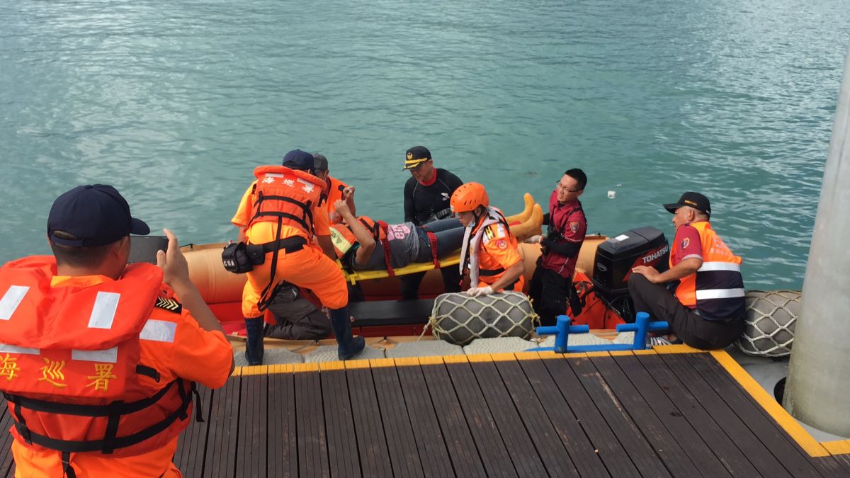 ▲澎湖縣白沙海域23日上午發現一具女性浮屍，從穿著來看極有可能是採捕馬糞海膽的漁民，這也是澎湖海域本月以來第4起海上意外死亡的案件，令本地人議論紛紛。（圖／澎湖消防局提供，2019.07.23）