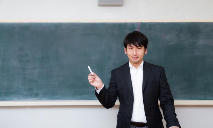 ▲日本節目有一名小學老師，認為老師負擔過多責任，而導致其成為血汗職業之一。（圖／取自 pakutaso ）