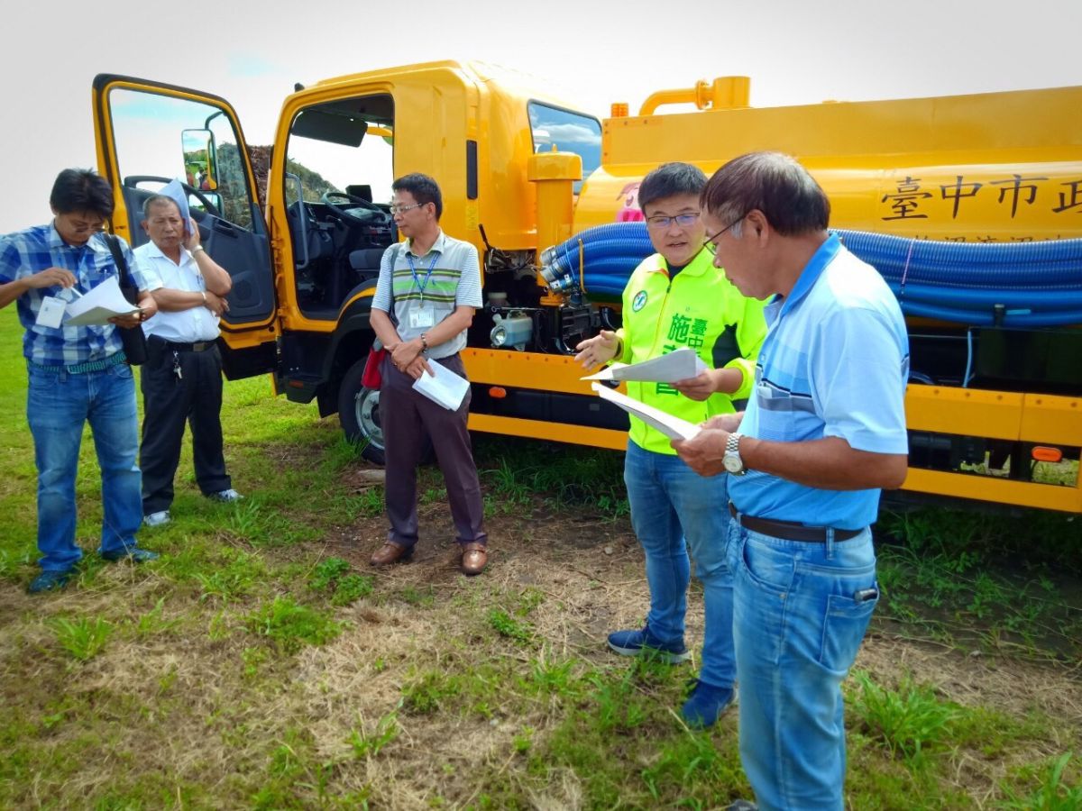 ▲豬糞尿轉化成有機肥，目前產量大於可澆灌的農地數量，議員施志昌邀集市政府環保局、農業局等相關單位進行會勘。 (圖／施志昌服務處提供2019.7.23)