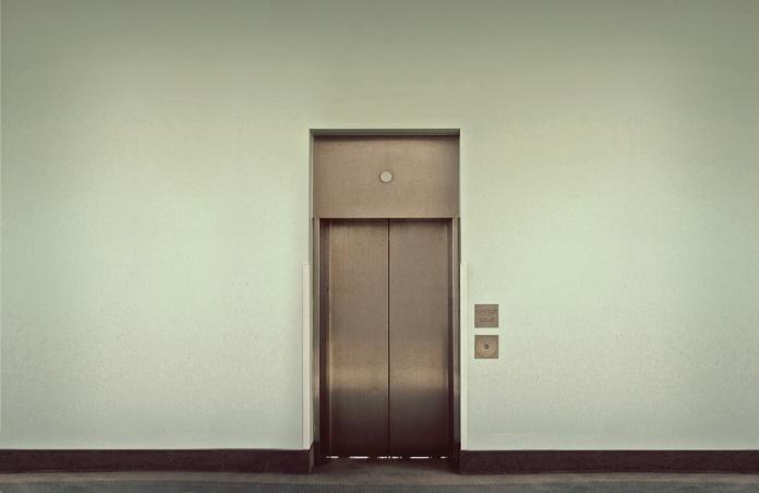 ▲這個社會上高樓大廈林立，去公司上班或是去學校亦或在商場，「電梯」是不可或缺的一個設備，但如果亂按電梯按鈕造成他人不方便，可能就不好玩了。（示意圖／翻攝自 pixabay ）
