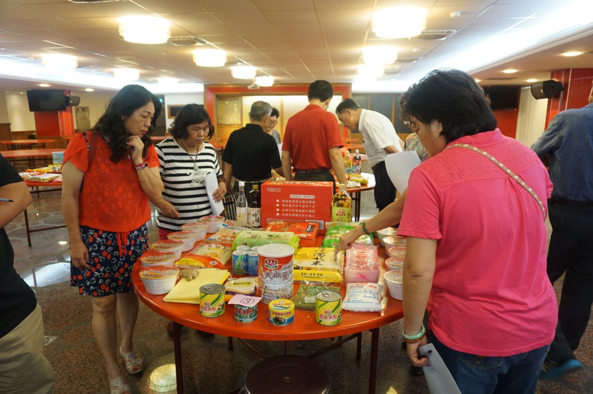 ▲萬和宮慶讚中元普度很慎重，代辦普桌供品以公開招標方式決選，以維持品質。（圖／萬和宮提供）