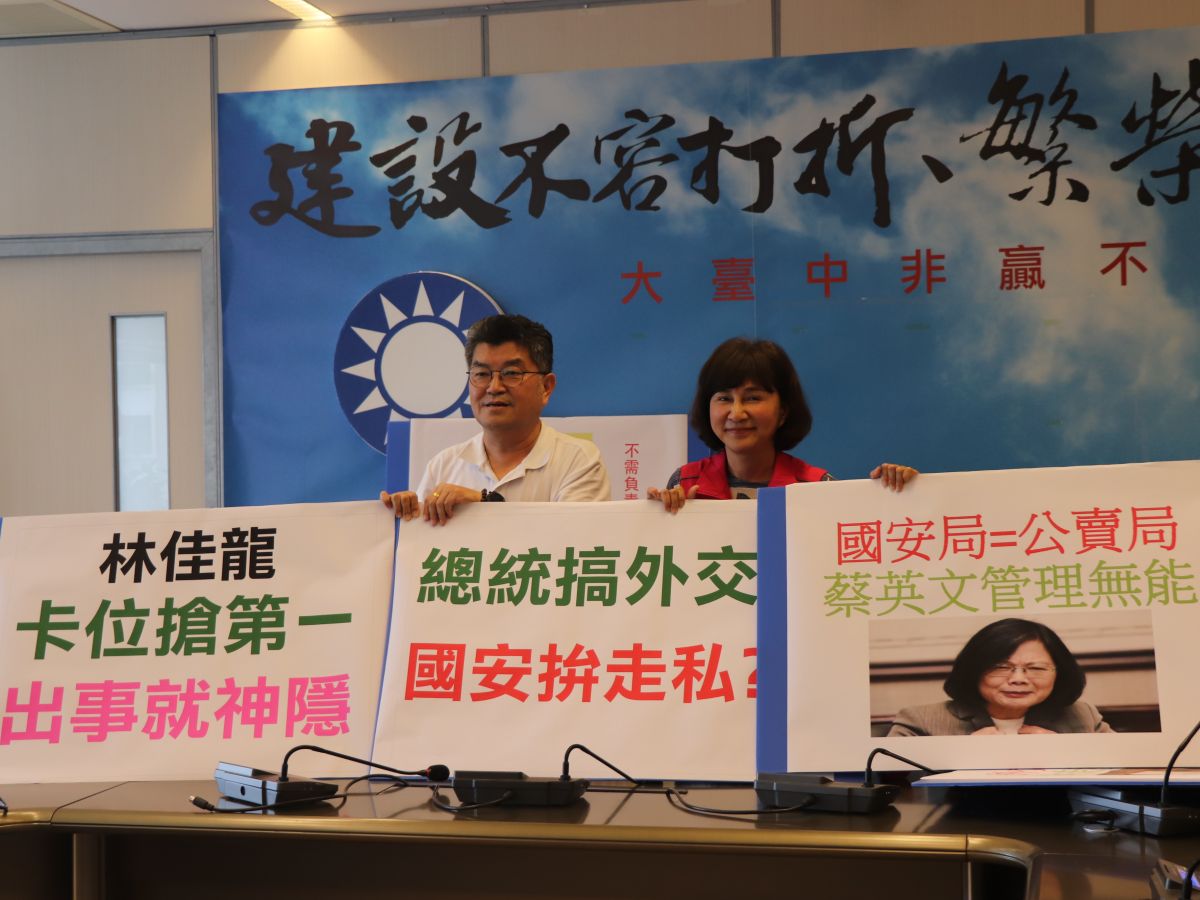 ▲國民黨台中市議員李中與黃馨慧針對國安人員利用總統禮遇走私菸舉行記者會表示，要交通部長林佳龍也應負起政治責任。 (圖／柳榮俊攝2019.7.23)