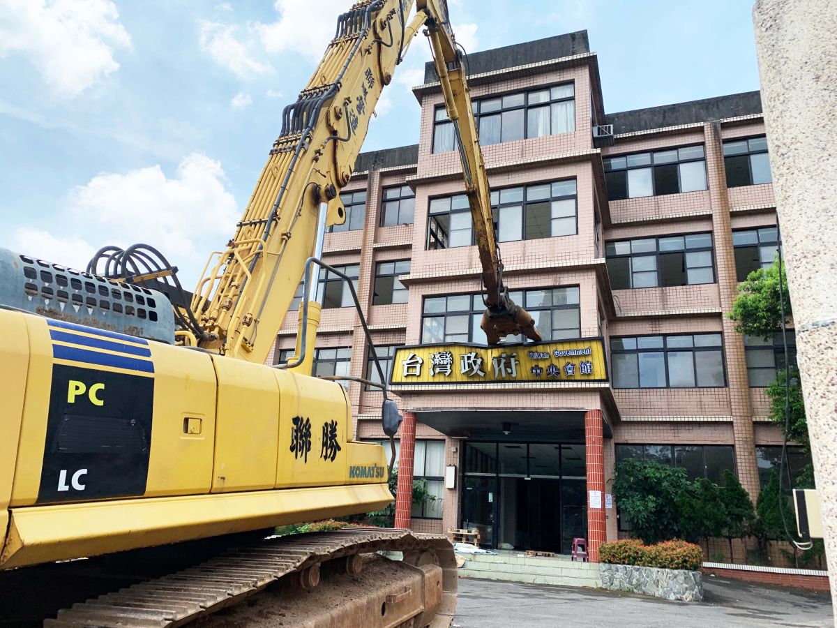 ▲爭議已久的台灣民政府龜山總部中央會館，屢遭檢舉為違章建築，桃園市政府建管處今天鐵腕進行拆除。（圖／龜山分局提供）