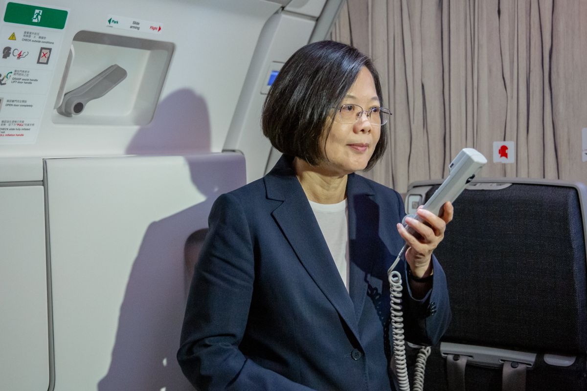 蔡英文總統「自由民主永續之旅」，返國卻爆發國安人員走私9800條菸的醜聞。（圖／總統府提供）