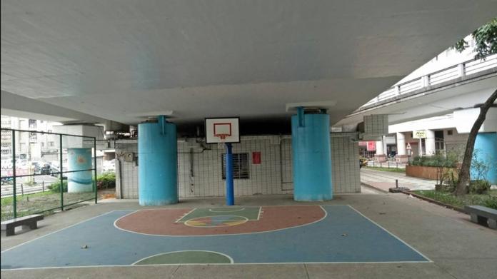 ▲三重區公所設計一個超矮籃框，還加天花板。（圖／截自臉書）