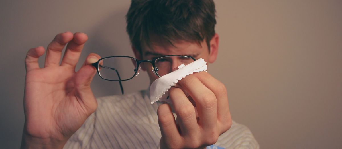 ▲「眼鏡布」竟然不是拿來擦鏡片用的？專家曝光它的真正用途。圖中人物與新聞無關。（示意圖／翻攝自 Perspective Optometrists）