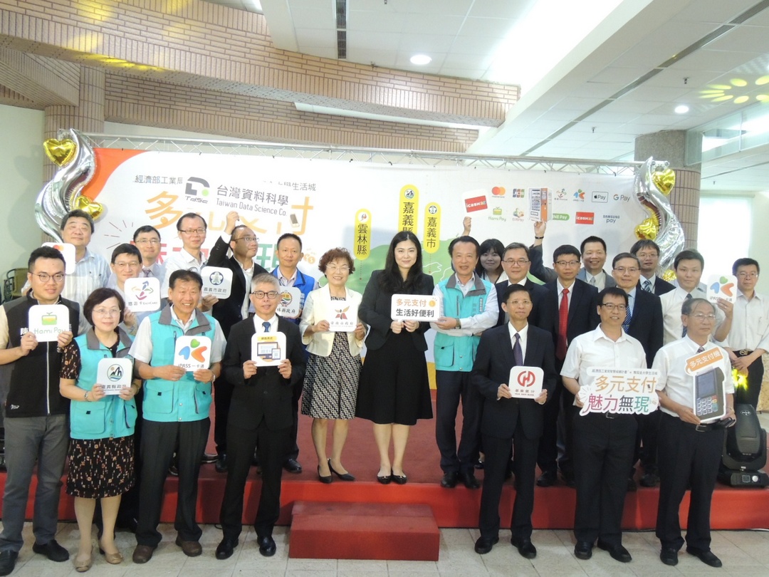 ▲雲嘉嘉南無現金支付智慧城鄉計畫成果發表，縣長翁章梁感謝經濟部工業局與中華電信結合多元支付平台行銷嘉義縣農特產品。（圖／記者任禮清攝, 2019.7.23）