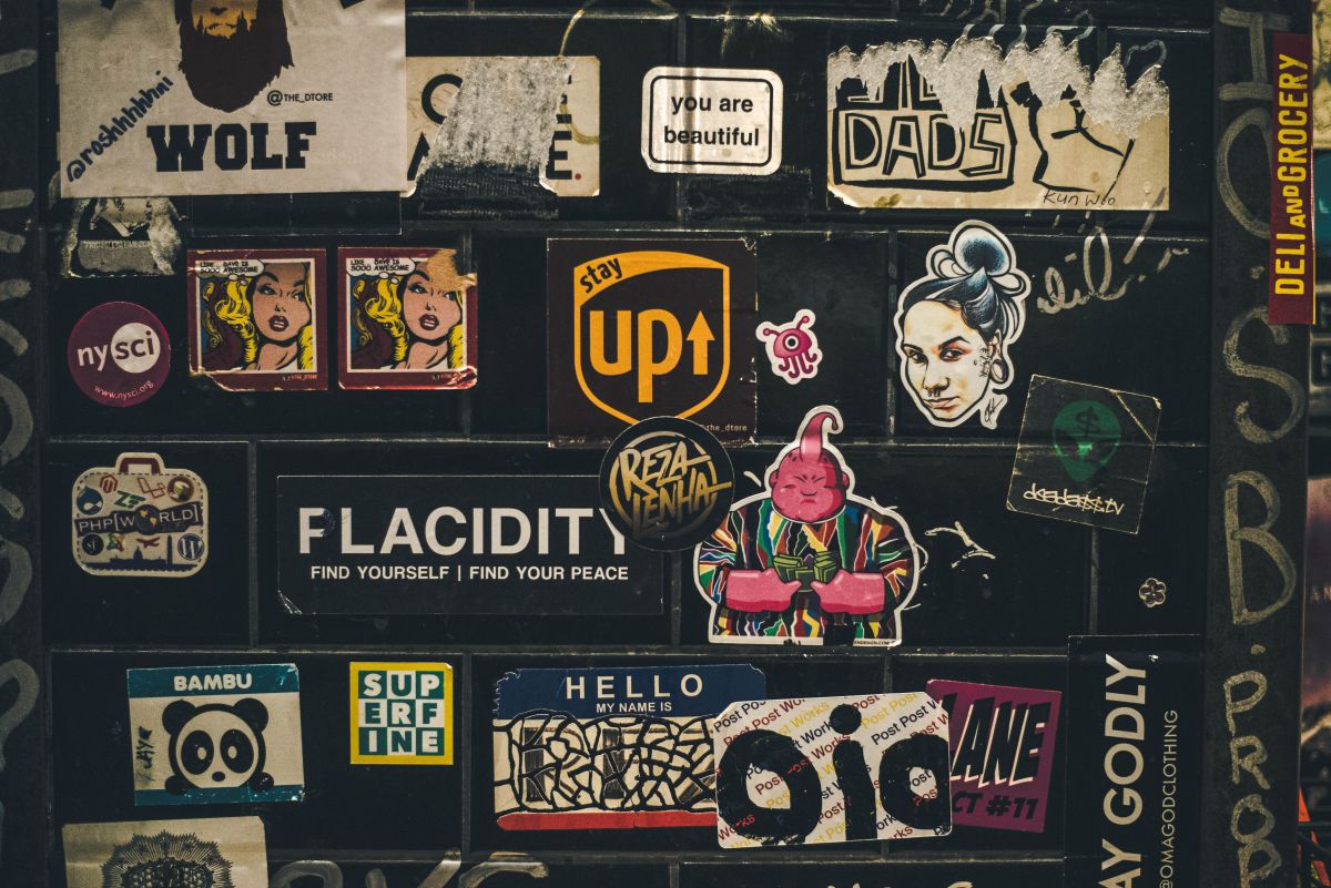 ▲許多人小時候都有過玩貼紙的回憶。（圖／翻攝自unsplash）