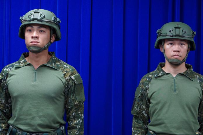 ▲國軍發放正式名稱為「透氣戰鬥裝」的救災裝。(圖/記者呂炯昌攝)