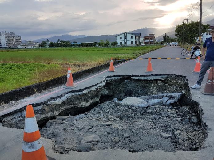 宜蘭市中山路五段287巷道路昨天突然坍榻，形成巨大坑洞