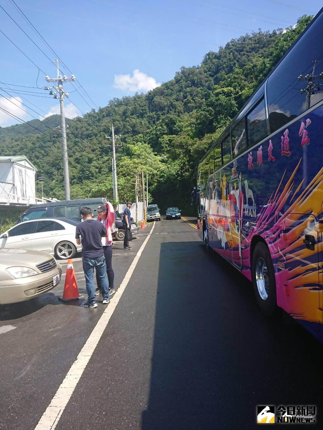 ▲遠雄礁溪悅來飯店施工，車輛臨停路邊造成路寬縮減影響交通動線等，礁溪鄉代會要求施工單位應盡速改善。（圖／記者李清貴攝,2019.07.23)