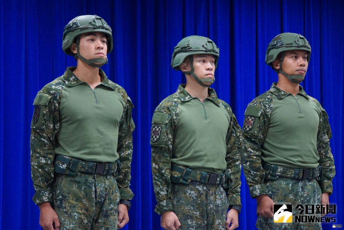 ▲為方便救災，國軍發放俗稱救災裝的透氣戰鬥裝。(圖/記者呂烱昌攝)