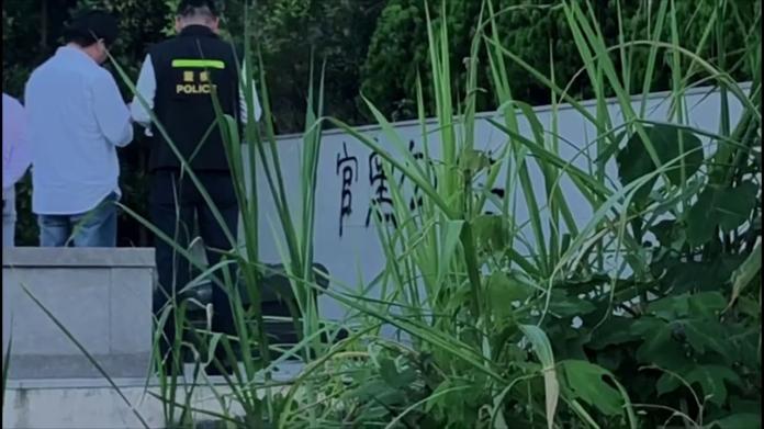 ▲ 香港立法議員何君堯家的祖墳，日前遭不明人士破壞，還在牆上塗鴉。（圖／翻攝自網路）