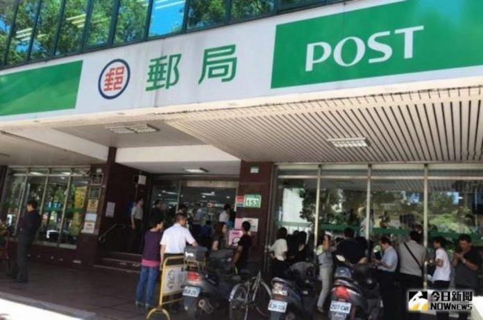 ▲中華郵政今（ 24 ）日出現系統異常，包括全區儲匯窗口及自動櫃員機（ ATM ）服務中斷。（圖／NOWnews資料圖片）