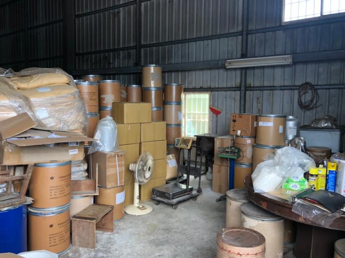 ▲業者倉庫堆放近6000公斤非法動物用禁藥。（圖／防檢局提供）
