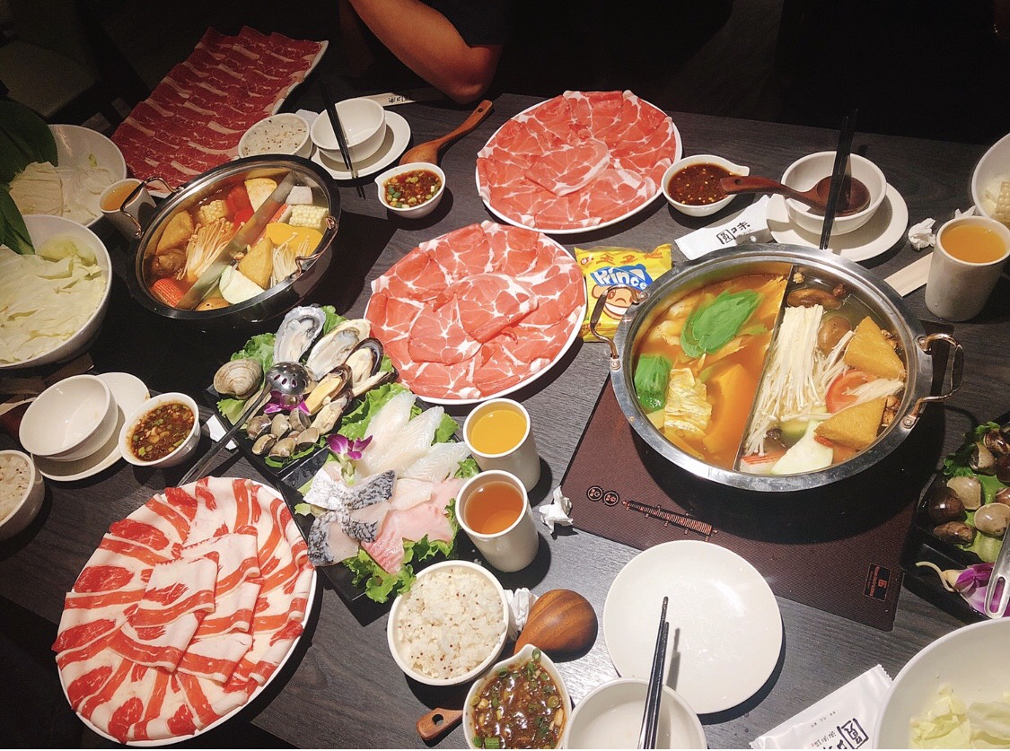 ▲有一位網友有親戚開店的表示「我親戚開火鍋店，地點算不錯，一個月淨賺 40UP 」、「靠加一堆火鍋料壓成本」。（示意圖／記者許苡晴攝）