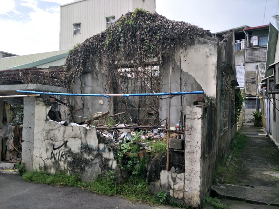 ▲台中太平這棟看似廢墟的透天厝，竟要價近740萬，引起網路熱議。（圖／翻攝自臉書社團）