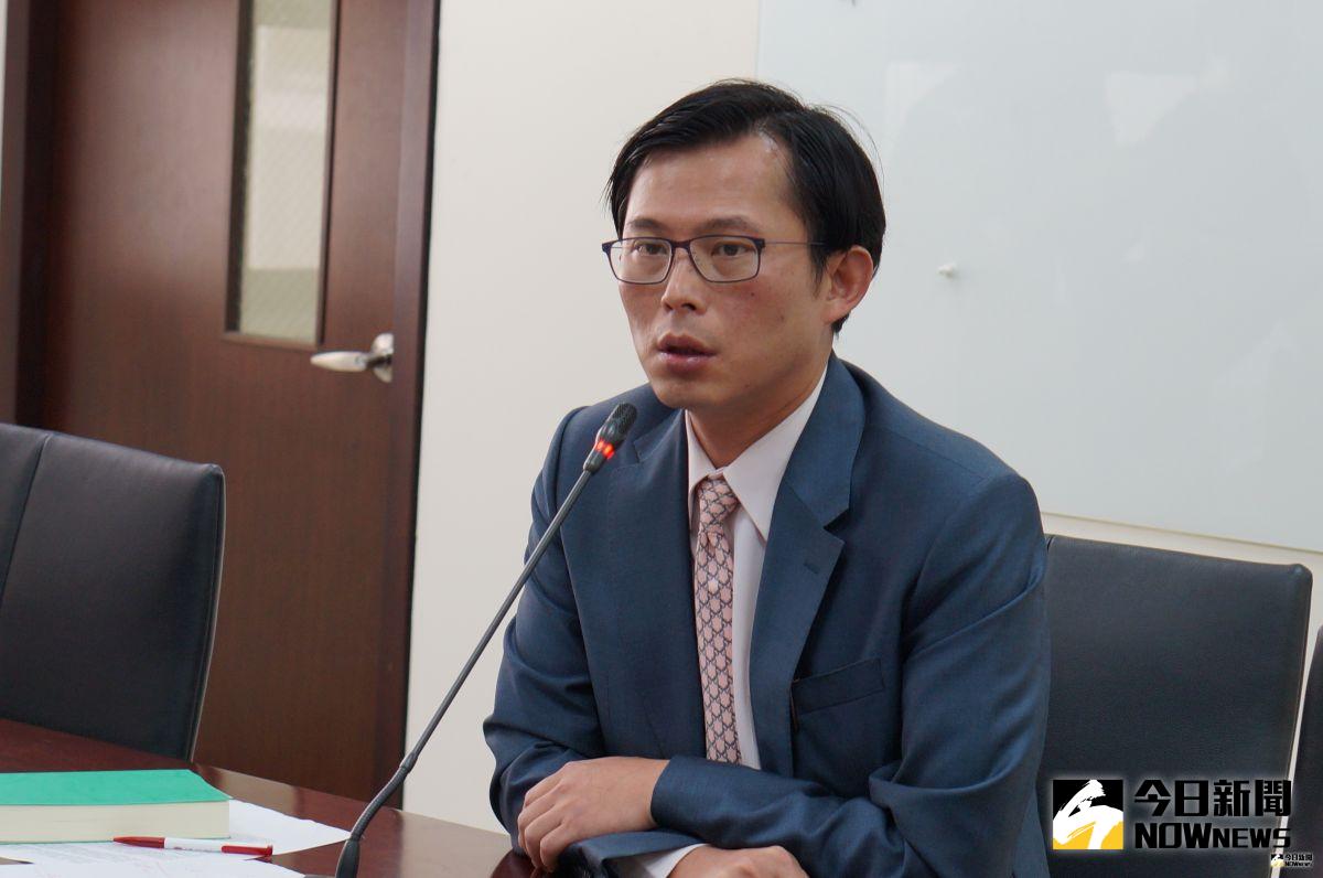 ▲時代力量立委黃國昌爆料，機場載運走私煙的貨車來自總統府內部。（圖／記者呂炯昌攝, 2019.7.24）