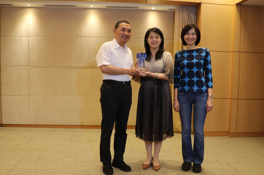 ▲新北市文化局長蔡佳芬及十三行博物館館長陳春蘭，於新北市政會議向市長侯友宜獻獎。（圖／十三行博物館提供）