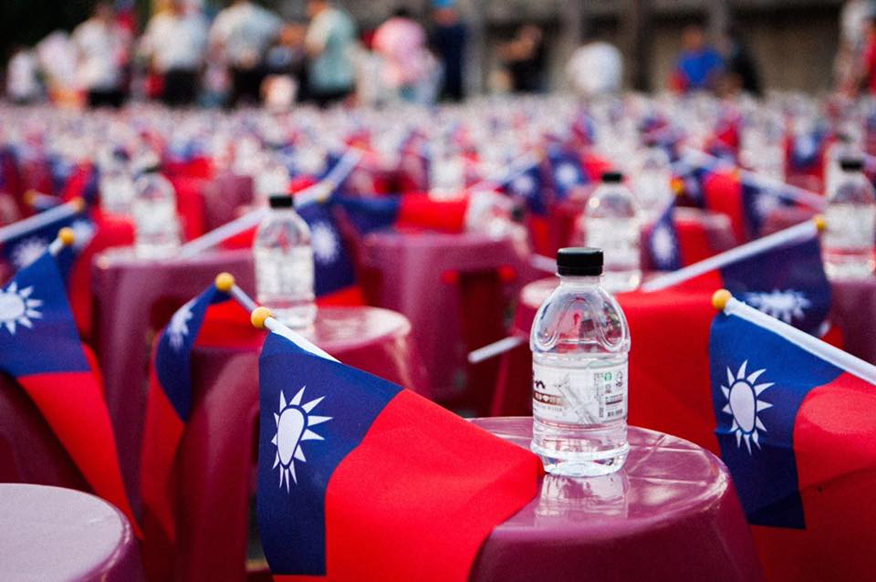 有宗教政黨幫忙請韓粉吃飯，韓國瑜臉書貼文表示未授權給任何團體，要支持者堅持一瓶礦泉水的精神。 (圖/翻攝韓國瑜臉書)