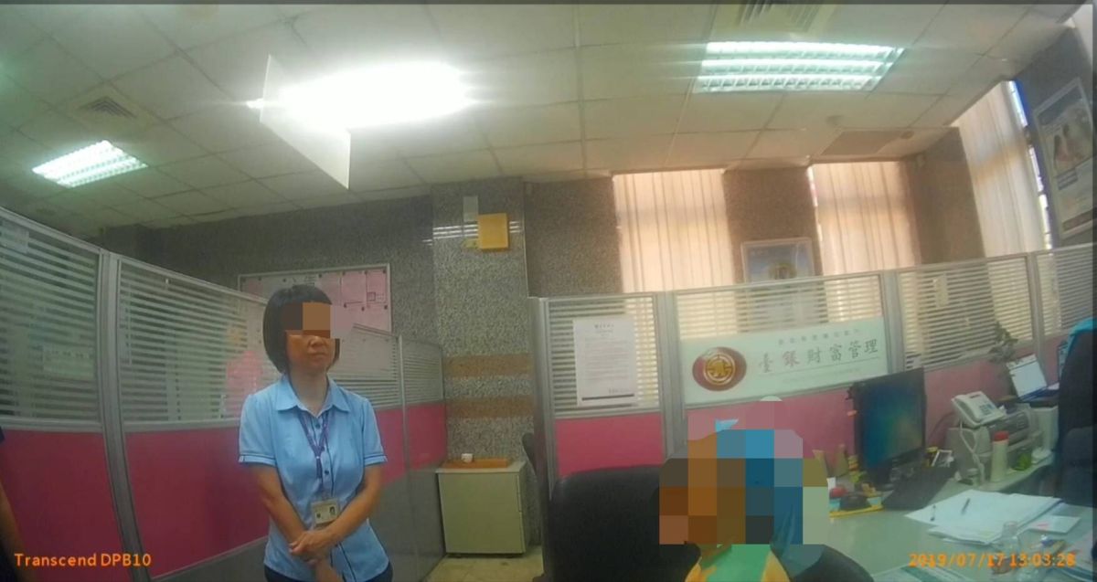 ▲仗義婦人(右)遇上詐騙集團，銀行行員(左)與警員努力勸阻，避免婦人匯款失金。（圖／竹北分局提供）